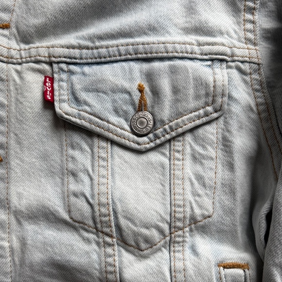 NWT Levi's Light Blue Denim Jacket with Red and Pink Embroidery - Picture 6 of 7